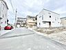 外観：前面道路含む現地写真 