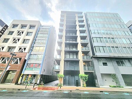 都市の景観に美しく溶け込む洗練された佇まいが、穏やかな日常へと誘います