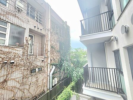 建物が織りなす空間に豊かな緑が映える、穏やかな時間が流れる景観です。