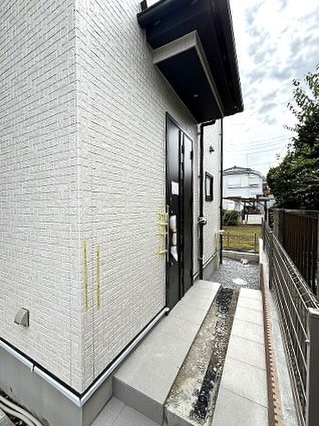 すっきりと整えられた外観が落ち着いた佇まいを演出する心地よいアプローチ空間