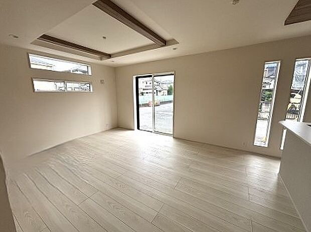 天井のデザインがアクセントとなり、すっきりと洗練された落ち着きのある空間を演出しています。