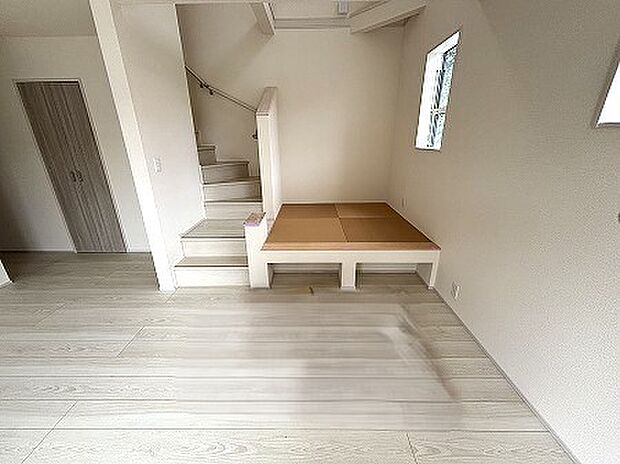 段差が生み出す立体的な空間アクセントが、心地よいリズムと穏やかな表情をもたらします。