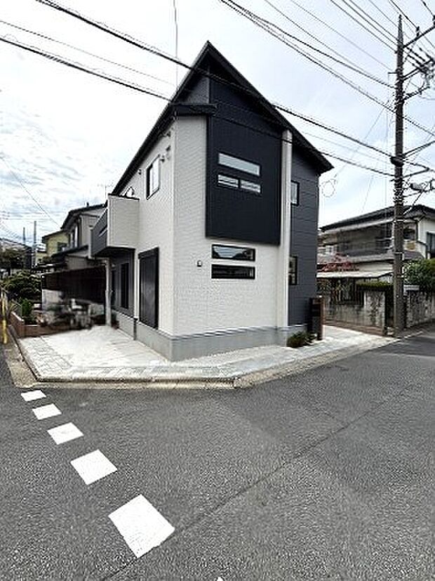 白と黒のコントラストが美しく映える、洗練された佇まいが街並みに調和する外観です。
