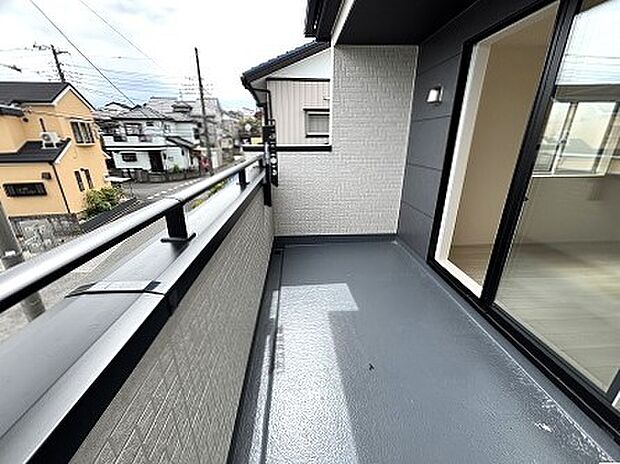 心地よい風を感じながら穏やかな時間を過ごせる開放的な屋外空間