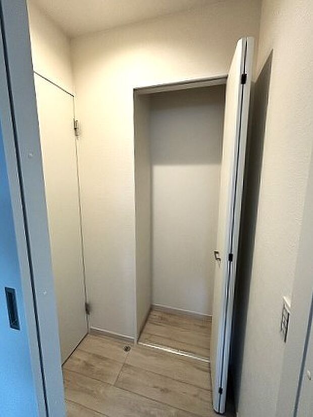 隙間をうまく使ったスリムな収納スペース。