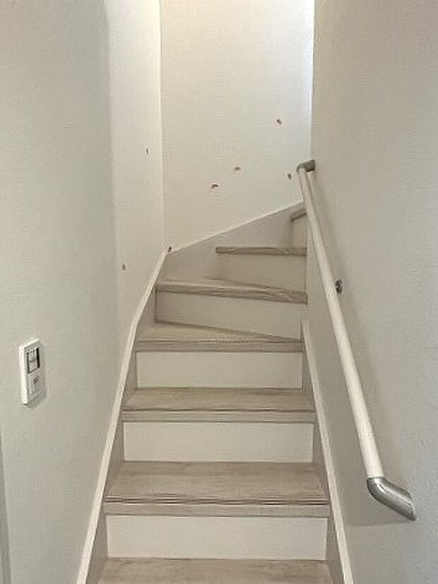 階段には手すりがついています