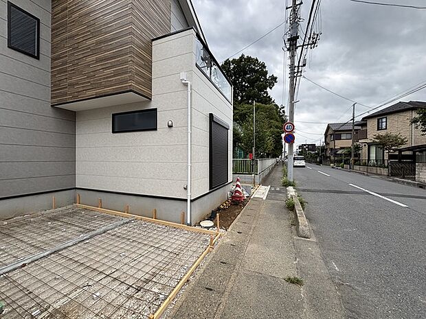 前面道路含む外観