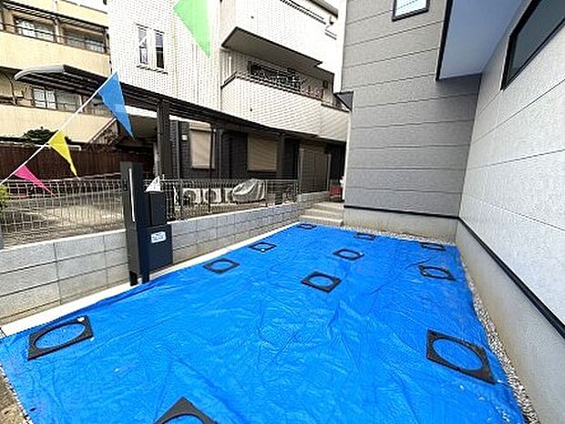 マイカースペースを1台分確保。現地で車幅と共にご確認ください。