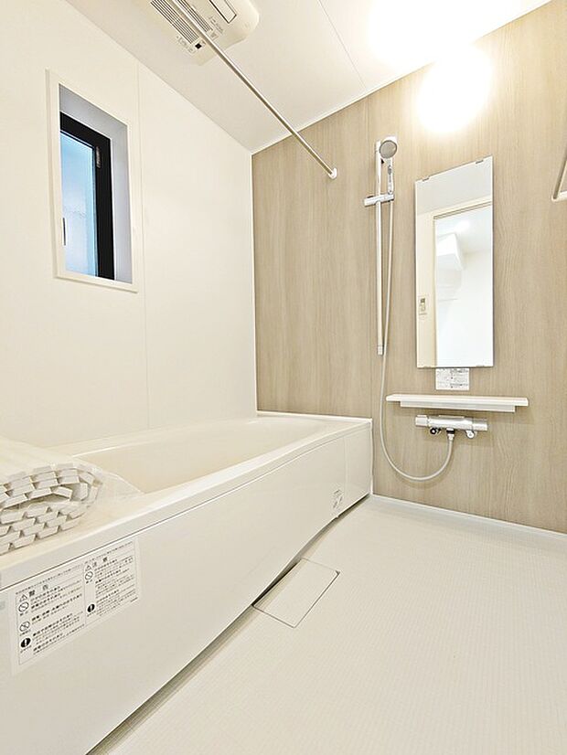 木目調のアクセントパネルが落ち着いた雰囲気を醸し出す上質な空間です