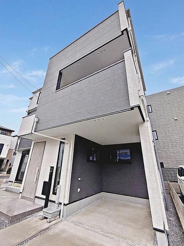 洗練されたモノトーンの外観が街並みに映えスマートな印象を与える住まい
