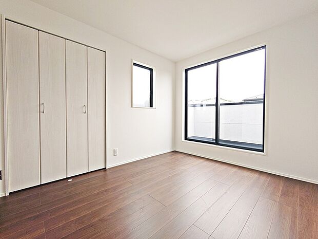 大事な日当たりは、大きな窓から。誰のお部屋にしましょう。
