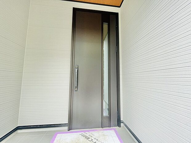 落ち着いたトーンの建具が引き立つ上品な演出です