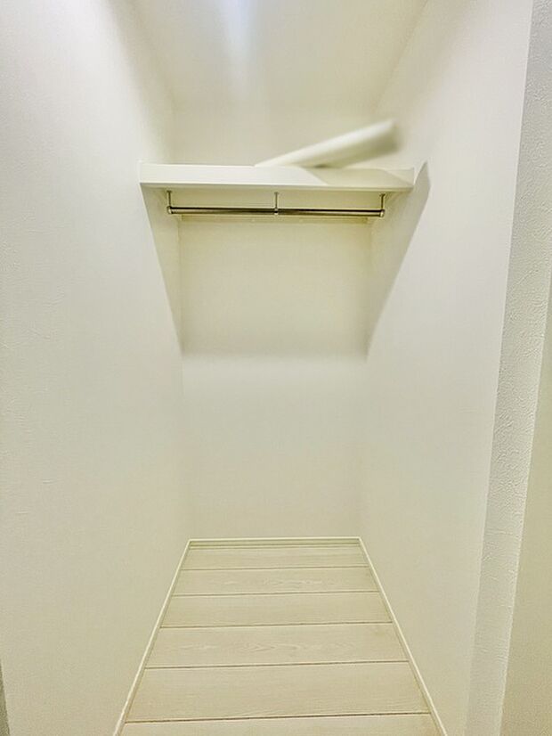 季節物の衣類もスッキリ収納できるウォークインクロゼット。