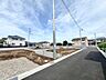 外観：前面道路含む現地写真 