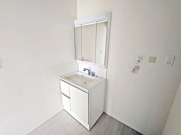 洗面化粧台は清潔感の漂うホワイトをベースカラーに、シンプルなデザインで。 