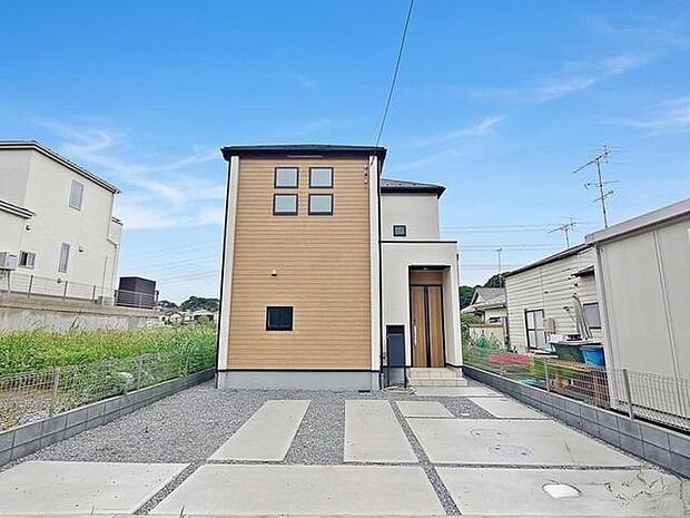木目のアクセントが上品な印象を与える穏やかな雰囲気に満ちた住まいです 