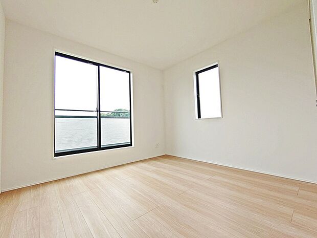 大事な日当たりは、大きな窓から。誰のお部屋にしましょう。 