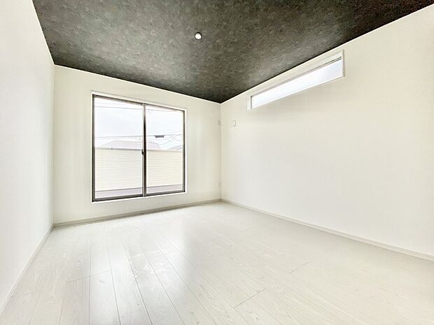 シックな色合いの天井が空間を引き締める落ち着きのある室内です 