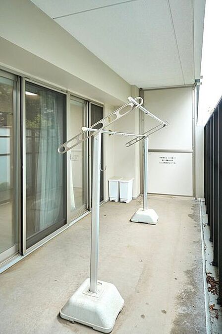 ゆとりある広さが確保された屋外空間は、毎日の家事をスムーズにこなせる実用的な設計となっており、心地よい風を感じながら穏やかな時間を過ごせる落ち着いた雰囲気に包まれています