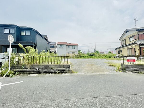 周辺は落ち着いた住環境が広がり、ゆったりとした時間の流れを感じられる穏やかな佇まいです