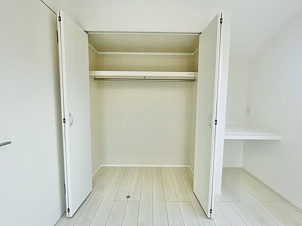 すっきりと洗練された白を基調とした空間に、心地よい落ち着きと豊かな収納力を備えた、暮らしやすさを高める設えが広がります