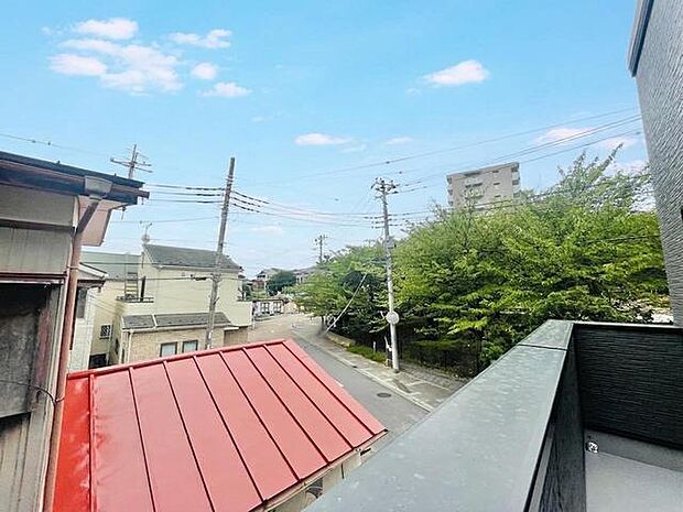 爽やかな青空と豊かな緑が広がり、心地よい開放感と穏やかな日常を感じられる眺望です