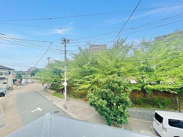窓の向こうに豊かな緑の風景が広がり、季節の移ろいを身近に感じられる心地よい眺望です