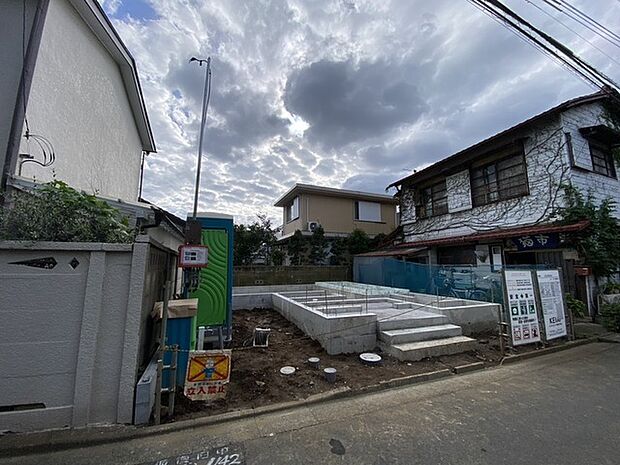 前面道路含む外観