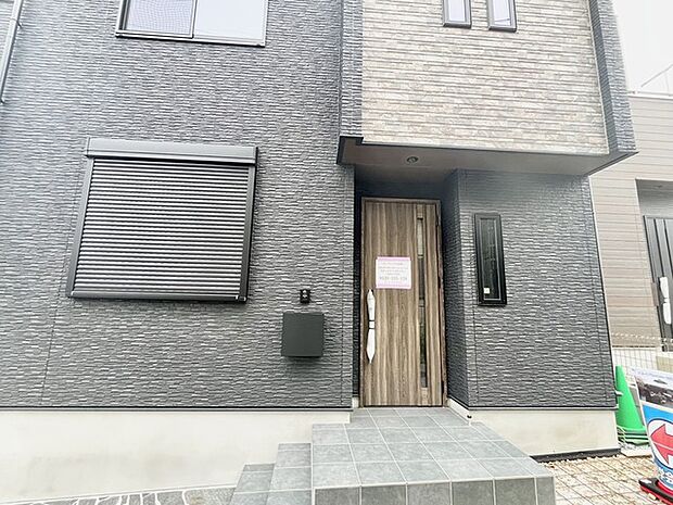 落ち着いたデザインの玄関です。