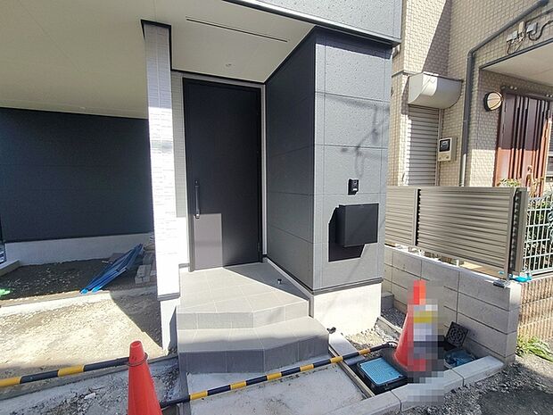 ポーチのついた新築分譲物件。玄関の印象はいかがでしょうか?入口からご覧ください。