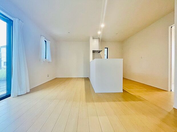 白を基調としたすっきりとした空間に、心地よい奥行きを感じる伸びやかな住まい