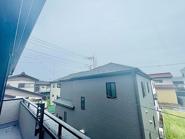 周辺の穏やかな街並みを一望できる、開放感と落ち着きのある心地よい眺望です。