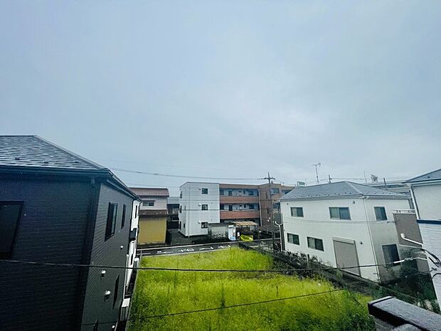 視界を遮るものの少ない開放的な景色が広がり日常にしっとりと馴染む穏やかな眺望