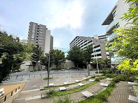緑豊かな木々と洗練された佇まいが調和する、心地よいゆとりを感じさせる街並みです