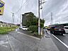 外観：前面道路含む外観