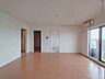 リビング/ダイニング：心地よい広がりを感じさせるシンプルな空間が、日々の暮らしを穏やかに包み込みます。