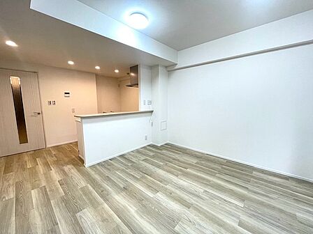 洗練された色合いの床面が心地よい空間を演出する落ち着いた室内です
