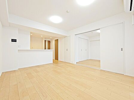 すっきりと洗練された白を基調に木の温もりが心地よい落ち着きのある空間