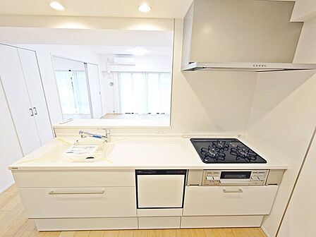 吊戸棚で視界を遮らず、パノラマ感を重視したタイプのキッチンスペース。