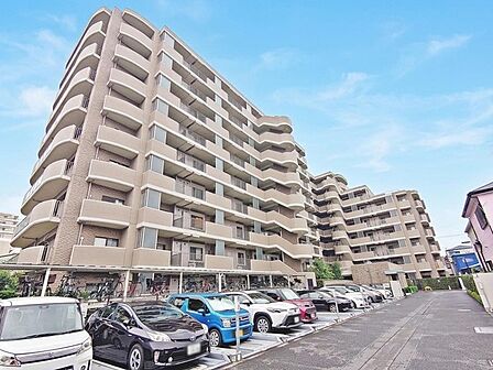 青空に向かって堂々と佇む姿が印象的な、存在感のある洗練された外観です