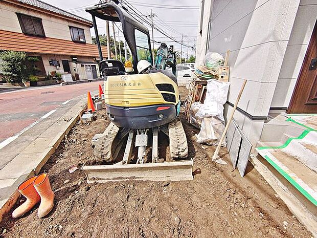 マイカースペースを1台分確保。現地で車幅と共にご確認ください。