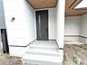 玄関：落ち着いたデザインの玄関です。 