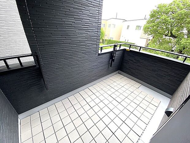 洗濯物を沢山干せるゆとりのバルコニー 