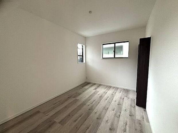 洋室は子供部屋にもちょうどいいサイズ感。 