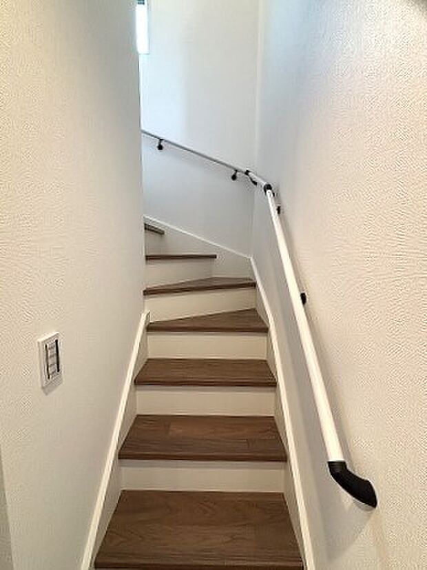 階段には手すりがついています