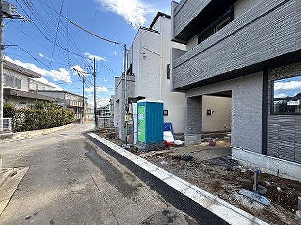 前面道路含む外観