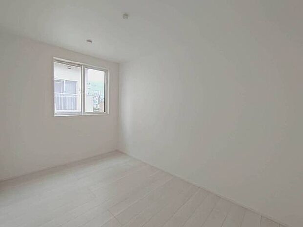 洋室は子供部屋にもちょうどいいサイズ感。 