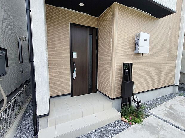 ポーチのついた新築分譲物件。玄関の印象はいかがでしょうか?入口からご覧ください。
