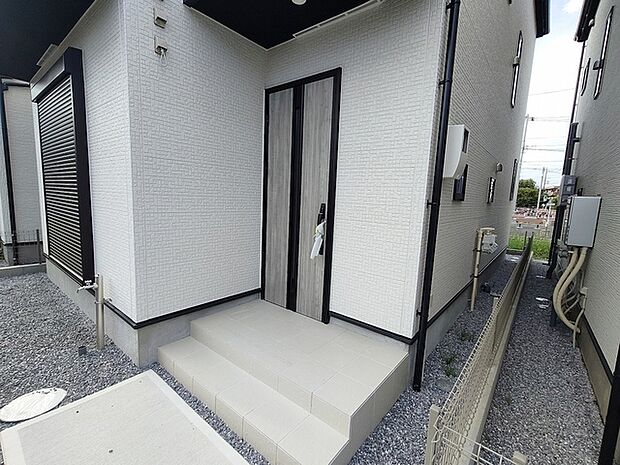 ポーチのついた新築分譲物件。玄関の印象はいかがでしょうか?入口からご覧ください。
