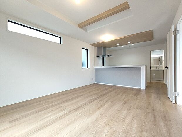 すっきりとした横長の窓が広がりを感じさせる穏やかな雰囲気に満ちた空間です